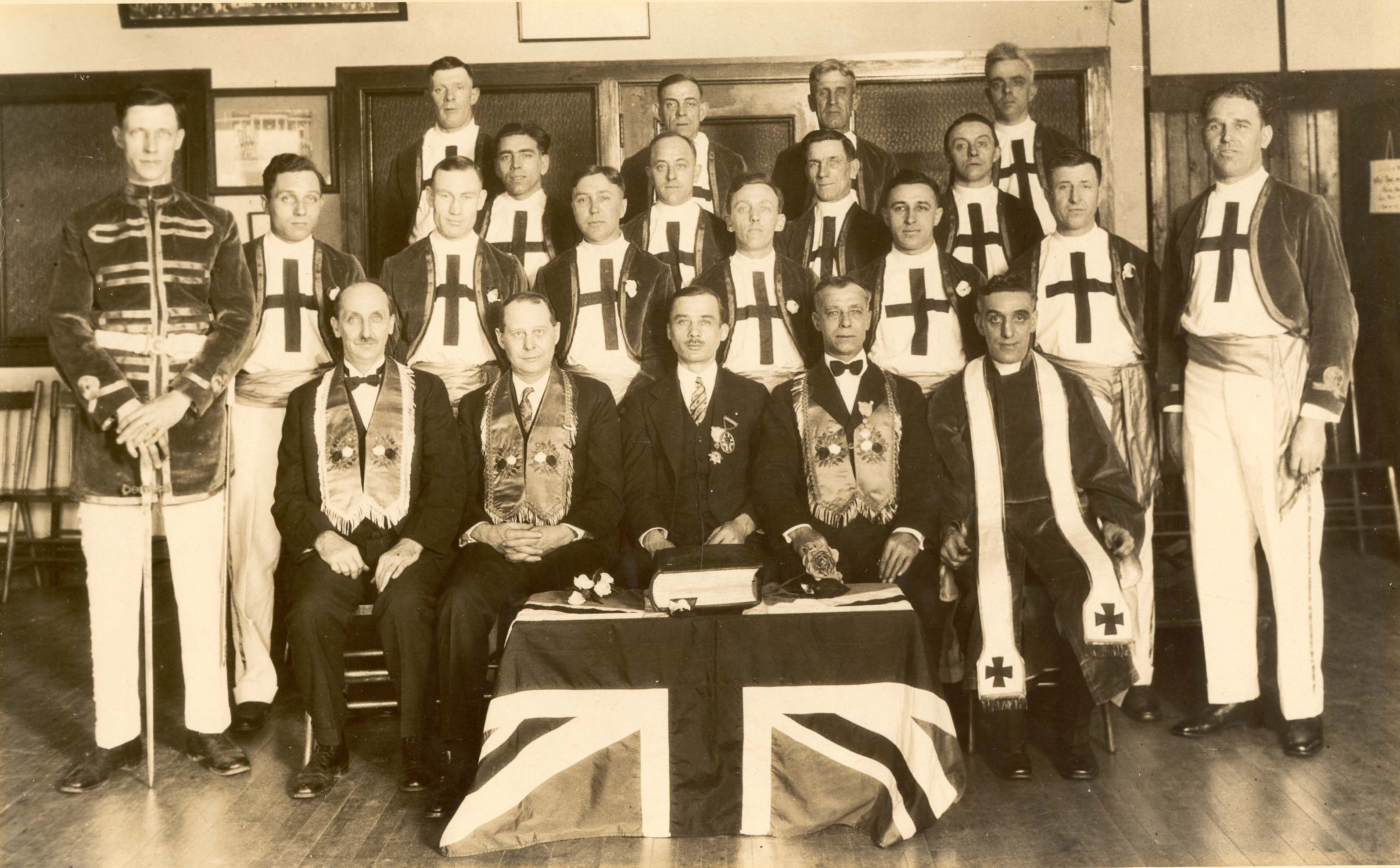 Group%20photo%20of%20the%20officers%20of%20the%20Masonic%20influenced%20Sons%20of%20England%20Order%2C%20all%20of%20whom%20hold%20the%20White%20Rose%20Degree